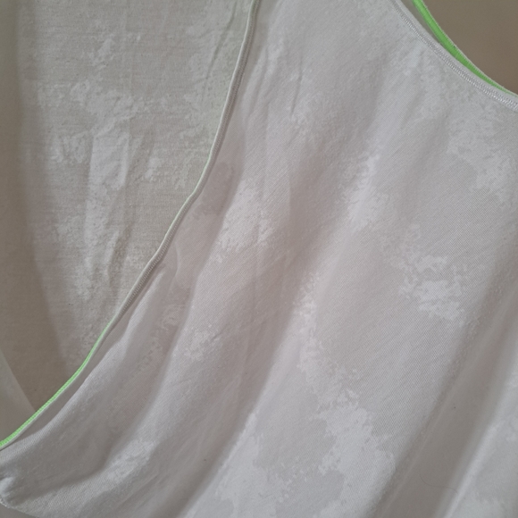 VEUC Lululemon tank top - Picture 3 of 4